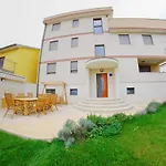 Apartament Nelkas *