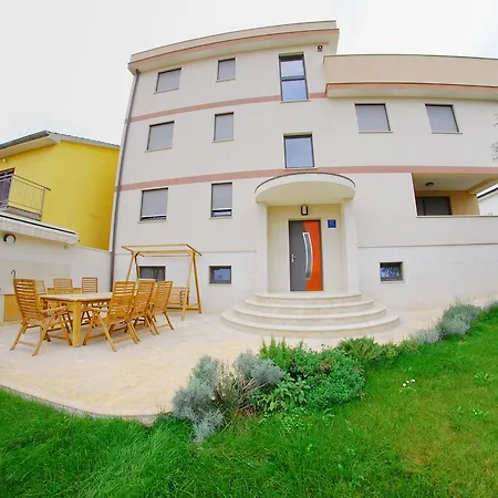 Apartamento Nelkas *
