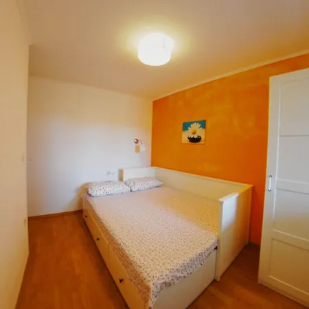 Nelkas アパート プーラ